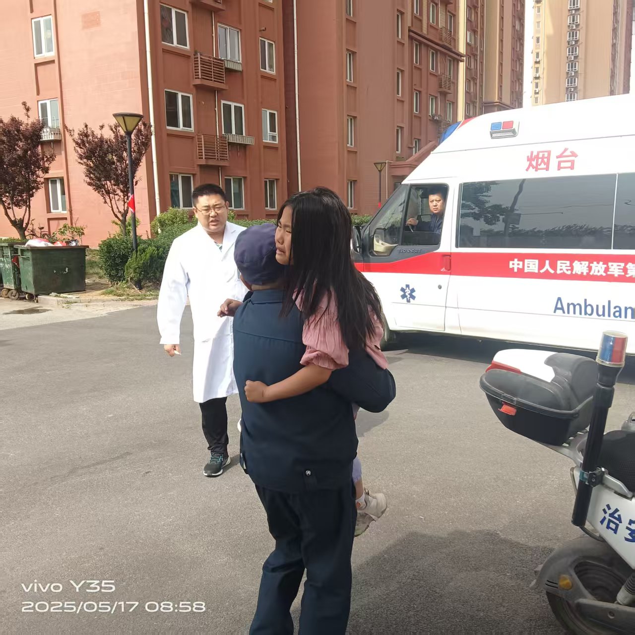 保安帮助受伤孩子